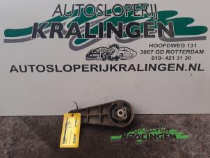 Używane Wspornik silnika Chevrolet Lacetti (KLAN) 1.4 16V Cena € 25,00 Procedura marży oferowane przez Autosloperij Kralingen B.V.