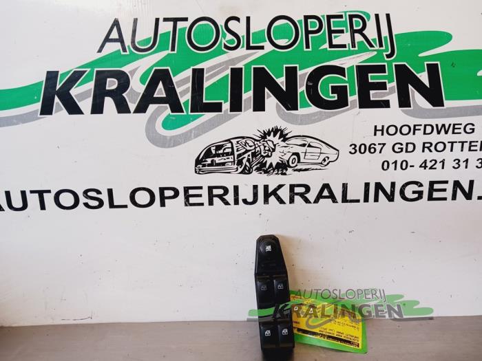 Usados Interruptor de ventanilla eléctrica Chevrolet Spark 1.0 16V Bifuel Precio € 50,00 Norma de margen ofrecido por Autosloperij Kralingen B.V.