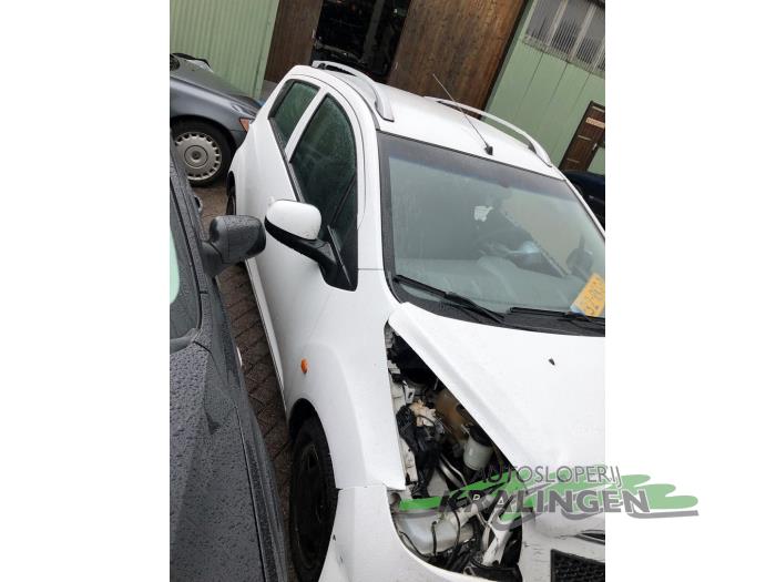 Usados Ventanilla triangular derecha delante Chevrolet Spark 1.0 16V Bifuel Precio € 50,00 Norma de margen ofrecido por Autosloperij Kralingen B.V.