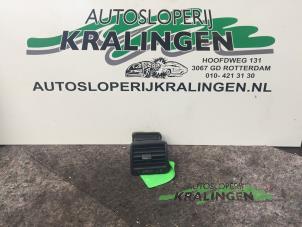 Usagé Grille aération tableau de bord Volkswagen Golf V (1K1) 2.0 FSI 16V Prix € 25,00 Règlement à la marge proposé par Autosloperij Kralingen B.V.