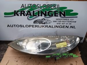 Begagnade Strålkastare, vänster Peugeot 407 (6D) 1.6 HDi 16V Pris € 50,00 Marginaltabell erbjuds av Autosloperij Kralingen B.V.