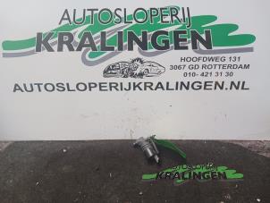 Used Windscreen washer pump Peugeot 407 (6D) 1.6 HDi 16V Price € 10,00 Margin scheme offered by Autosloperij Kralingen B.V.