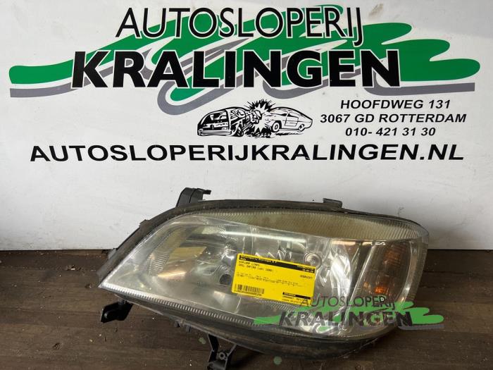 Używane Reflektor lewy Opel Zafira (F75) 1.8 16V Cena € 39,99 Procedura marży oferowane przez Autosloperij Kralingen B.V.