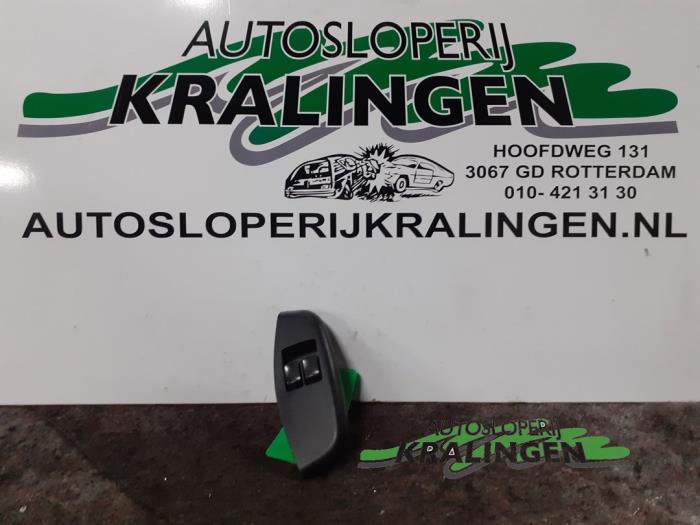 Usados Interruptor de ventanilla eléctrica Chevrolet Kalos (SF48) 1.2 Precio € 25,00 Norma de margen ofrecido por Autosloperij Kralingen B.V.