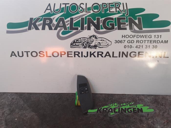 Usados Interruptor de ventanilla eléctrica Chevrolet Kalos (SF48) 1.2 Precio € 25,00 Norma de margen ofrecido por Autosloperij Kralingen B.V.