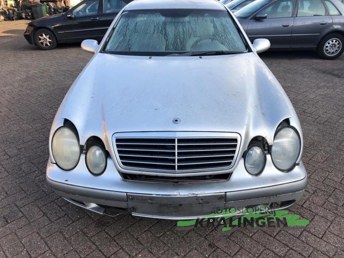 Używane Reflektor lewy Mercedes CLK (C208) 2.0 200 16V Cena € 49,99 Procedura marży oferowane przez Autosloperij Kralingen B.V.
