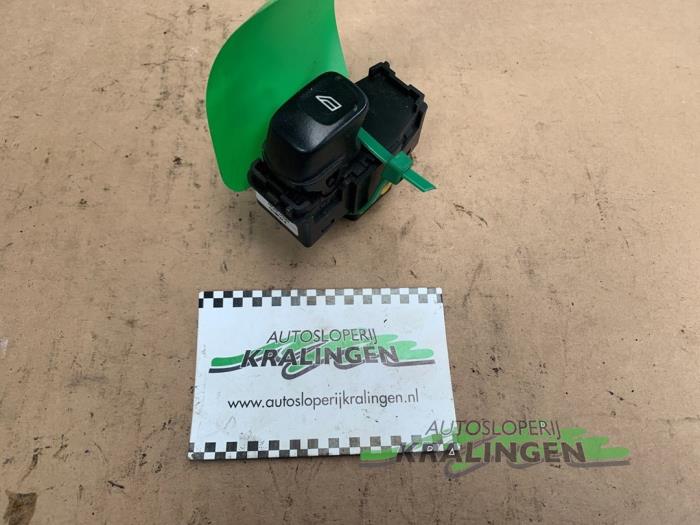 Usados Interruptor de ventanilla eléctrica Volvo S60 I (RS/HV) 2.5 T 20V Precio € 19,99 Norma de margen ofrecido por Autosloperij Kralingen B.V.