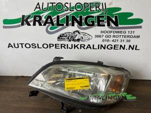Używane Reflektor lewy Opel Zafira (F75) 2.2 16V Cena € 35,00 Procedura marży oferowane przez Autosloperij Kralingen B.V.