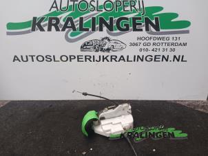 Gebrauchte Türschlossmechanik 4-türig links vorne Citroen C3 (FC/FL/FT) 1.1 Preis € 35,00 Margenregelung angeboten von Autosloperij Kralingen B.V.