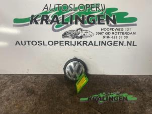 Usagé Poignée couvercle coffre Volkswagen Golf V (1K1) 1.4 FSI 16V Prix € 25,00 Règlement à la marge proposé par Autosloperij Kralingen B.V.