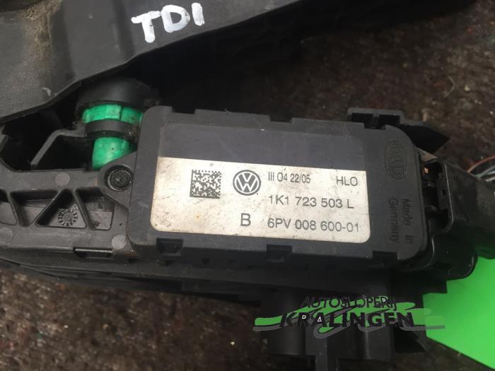 Throttle pedal position sensor from a Volkswagen Golf V (1K1) 2.0 TDI 16V 2005