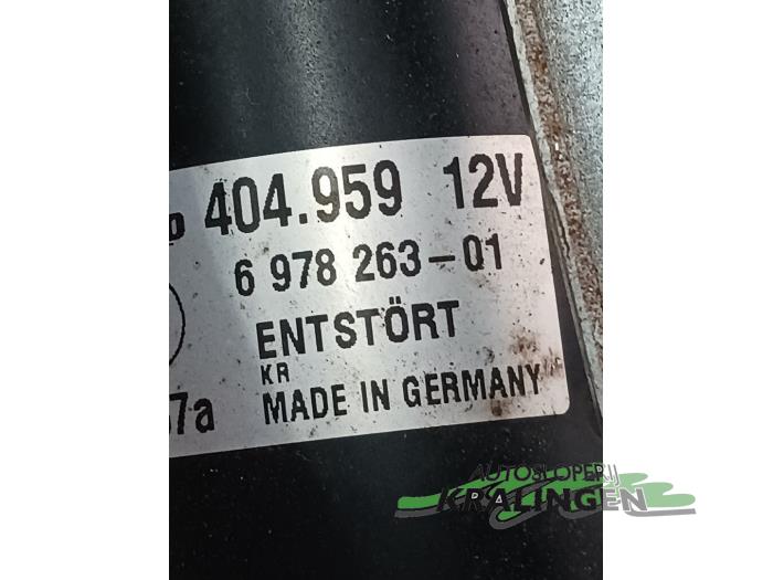 Front wiper motor from a BMW 3 serie Touring (E91) 318i 16V 2007