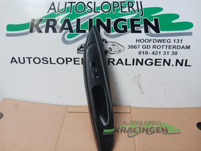 Usados Interruptor de ventanilla eléctrica Hyundai H-1/H-200 2.5 Tdi Precio € 9,99 Norma de margen ofrecido por Autosloperij Kralingen B.V.