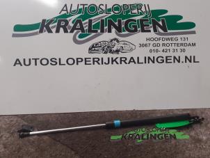Usagé Amortisseur à gaz arrière gauche Daihatsu Cuore (L251/271/276) 1.0 12V DVVT Prix € 10,00 Règlement à la marge proposé par Autosloperij Kralingen B.V.