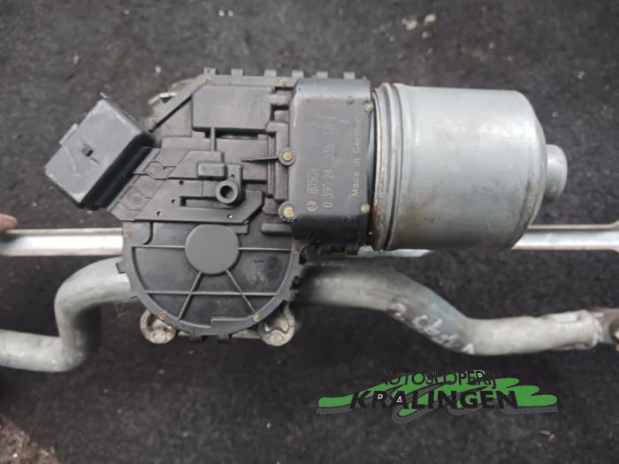 Front wiper motor from a Renault Clio II (BB/CB) 1.2 16V 2001