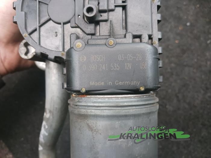 Front wiper motor from a Renault Clio II (BB/CB) 1.2 16V 2001