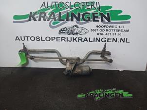 Used Front wiper motor Renault Clio II (BB/CB) 1.2 16V Price € 50,00 Margin scheme offered by Autosloperij Kralingen B.V.
