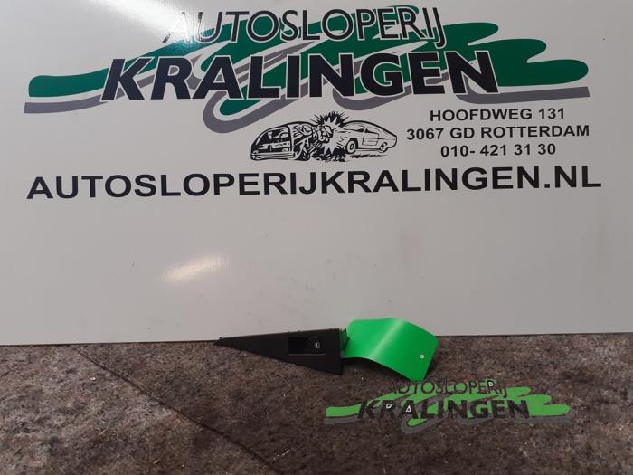 Usados Interruptor de ventanilla eléctrica Seat Leon (1P1) 1.6 TDI 16V 105 Precio € 19,99 Norma de margen ofrecido por Autosloperij Kralingen B.V.