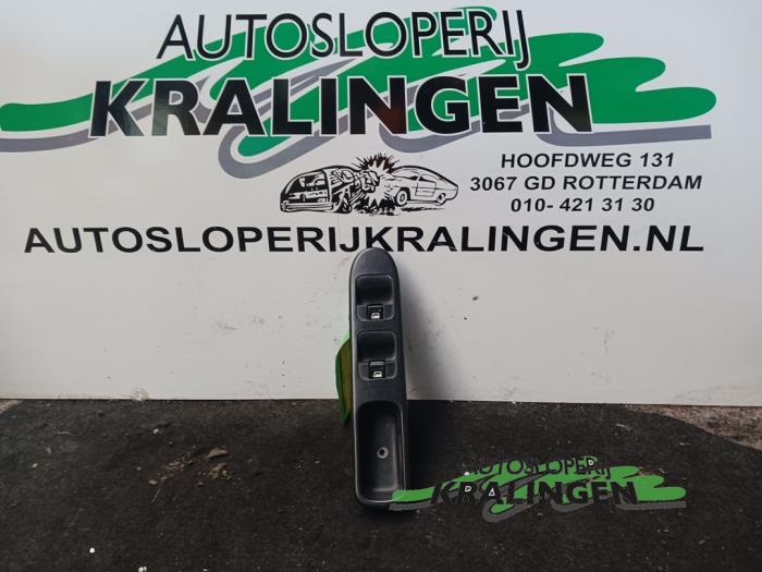 Usados Interruptor de ventanilla eléctrica Peugeot 307 (3A/C/D) 1.6 16V Precio € 19,99 Norma de margen ofrecido por Autosloperij Kralingen B.V.