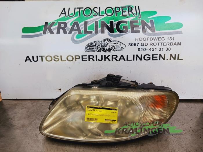 Używane Reflektor lewy Dodge Ram Van 2.5 CRD Cena € 24,99 Procedura marży oferowane przez Autosloperij Kralingen B.V.