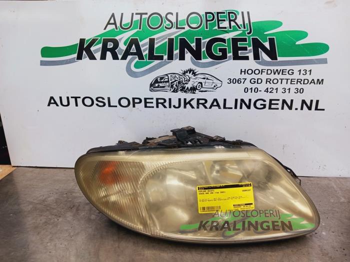 Używane Reflektor prawy Dodge Ram Van 2.5 CRD Cena € 24,99 Procedura marży oferowane przez Autosloperij Kralingen B.V.