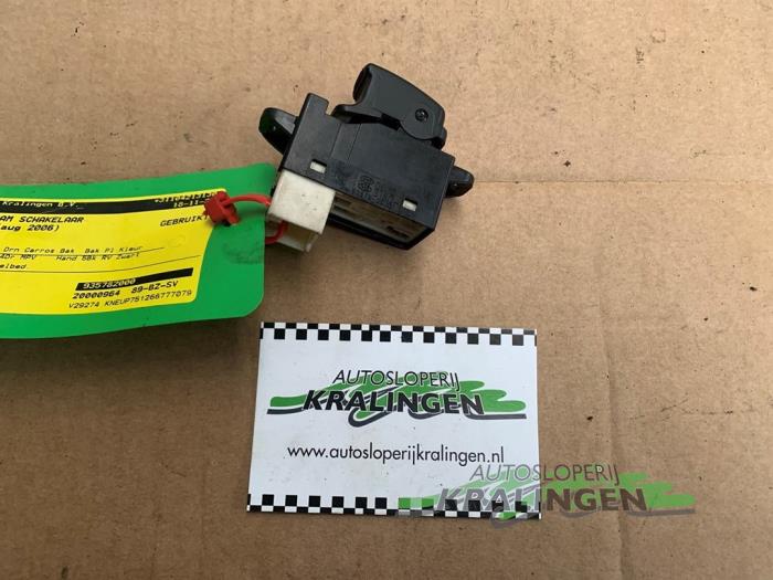 Usados Interruptor de ventanilla eléctrica Kia Carnival 2 (FIB/FLD) 2.9 HPDi 16V Precio € 9,99 Norma de margen ofrecido por Autosloperij Kralingen B.V.