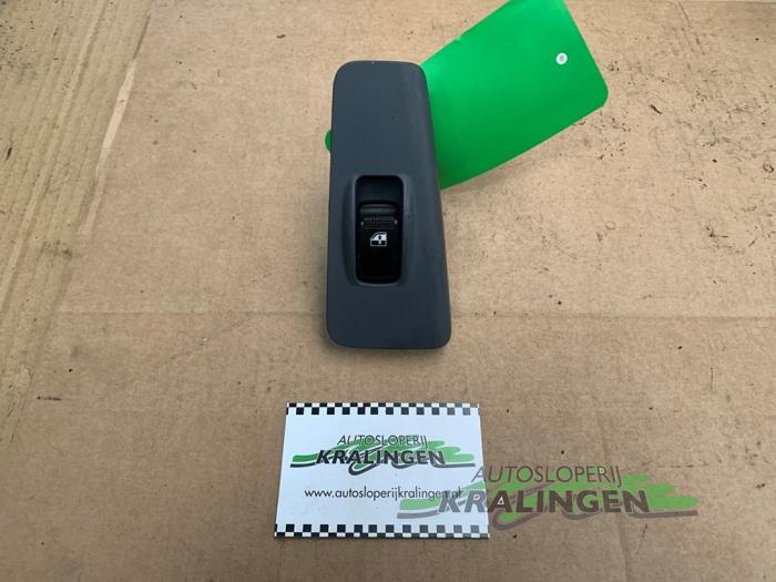 Usados Interruptor de ventanilla eléctrica Kia Cerato 2.0 CVVT 16V Precio € 9,99 Norma de margen ofrecido por Autosloperij Kralingen B.V.