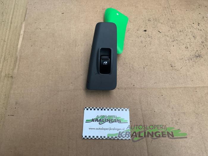 Usados Interruptor de ventanilla eléctrica Kia Cerato 2.0 CVVT 16V Precio € 9,99 Norma de margen ofrecido por Autosloperij Kralingen B.V.