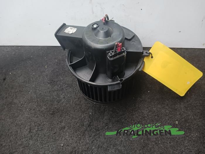 Heating and ventilation fan motor from a Citroën Xsara Picasso (CH) 1.8 16V 2004
