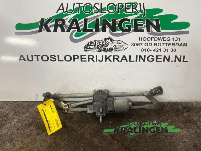 Front wiper motor from a Seat Ibiza IV (6J5) 1.2 TDI Ecomotive 2010