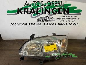 Usagé Phare gauche Opel Zafira (F75) 1.6 16V Prix € 40,00 Règlement à la marge proposé par Autosloperij Kralingen B.V.