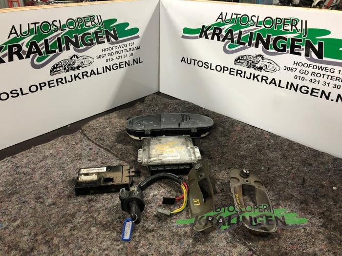Set of locks from a Renault Trafic New (FL) 1.9 dCi 100 16V 2003