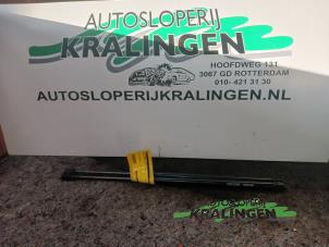 Używane Zestaw amortyzatorów gazowych tylnej klapy Renault Scénic I (JA) 1.6 16V Cena € 20,00 Procedura marży oferowane przez Autosloperij Kralingen B.V.