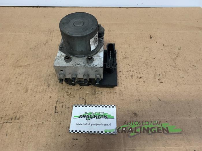 Begagnade ABS-pump Fiat Punto II (188) 1.4 16V Pris € 89,99 Marginaltabell erbjuds av Autosloperij Kralingen B.V.