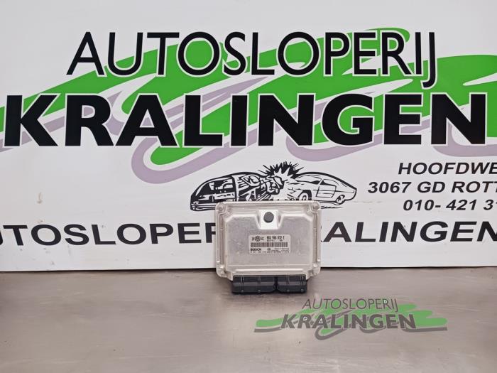 Used Engine management computer Volkswagen Passat (3B3) 2.3 V5 20V Price € 44,98 Margin scheme offered by Autosloperij Kralingen B.V.