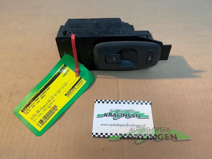 Usados Interruptor de ventanilla eléctrica Volvo S60 I (RS/HV) 2.4 D5 20V Precio € 25,00 Norma de margen ofrecido por Autosloperij Kralingen B.V.