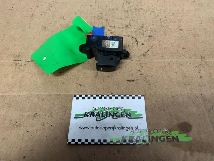 Usados Interruptor de ventanilla eléctrica Kia Rio III (UB) 1.2 CVVT 16V Precio € 25,00 Norma de margen ofrecido por Autosloperij Kralingen B.V.
