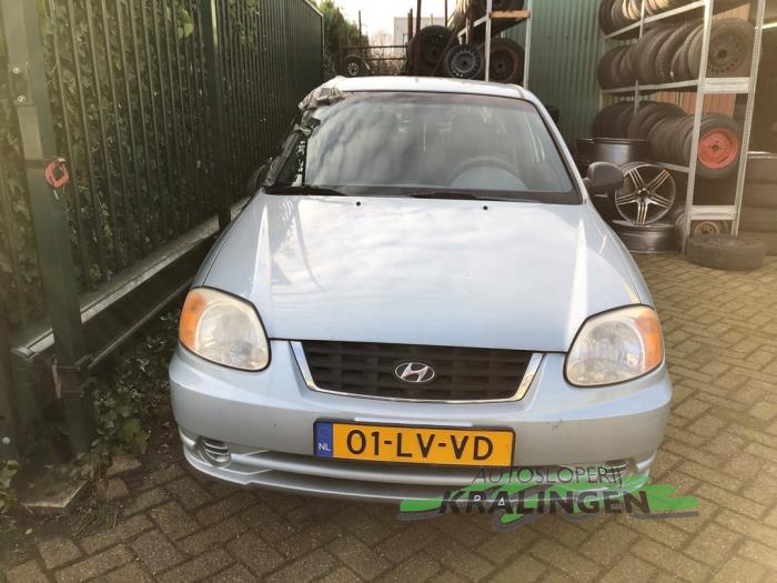 Używane Reflektor lewy Hyundai Accent 1.3i 12V Cena € 39,99 Procedura marży oferowane przez Autosloperij Kralingen B.V.