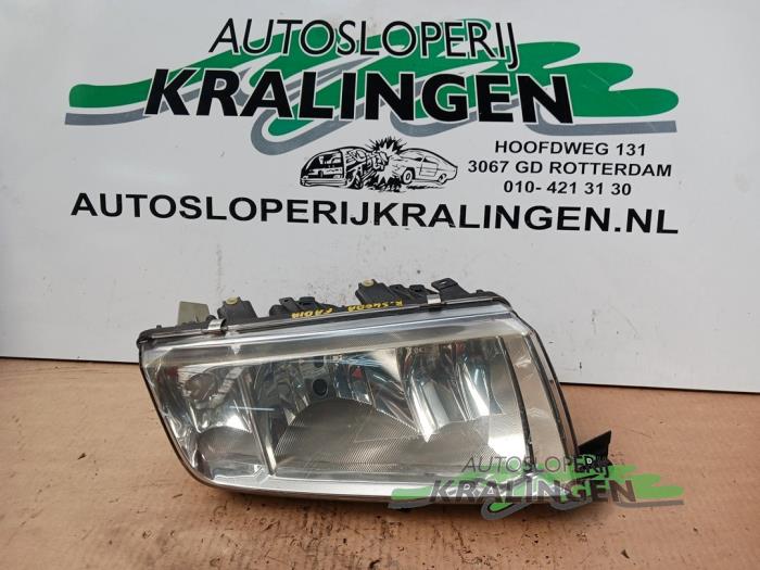 Używane Reflektor prawy Skoda Fabia (6Y5) 1.4i Cena € 24,99 Procedura marży oferowane przez Autosloperij Kralingen B.V.