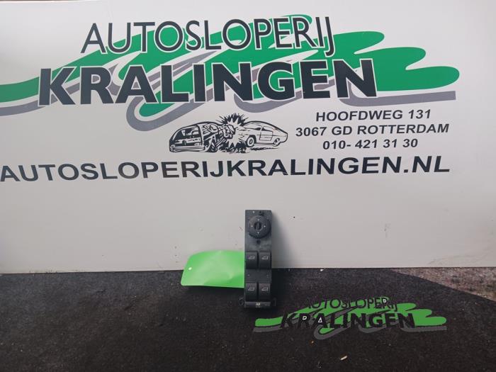 Usados Interruptor de ventanilla eléctrica Ford Focus C-Max 1.8 16V Precio € 25,00 Norma de margen ofrecido por Autosloperij Kralingen B.V.