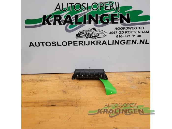 Usados Interruptor de ventanilla eléctrica Austin Mini Open (R52) 1.6 16V Cooper Precio € 50,00 Norma de margen ofrecido por Autosloperij Kralingen B.V.