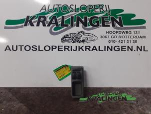 Usados Interruptor de ventanilla eléctrica Daewoo Lanos (TA/TF08/48/86) 1.5 Precio € 25,00 Norma de margen ofrecido por Autosloperij Kralingen B.V.