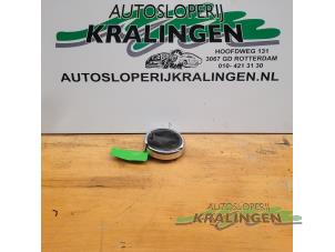 Używane Pokrywa dzwigni zmiany biegów Austin Mini Open (R52) 1.6 16V Cooper Cena € 25,00 Procedura marży oferowane przez Autosloperij Kralingen B.V.