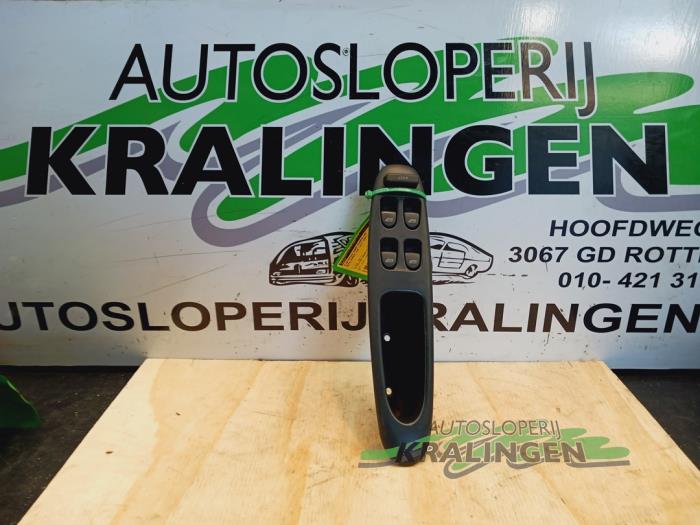 Usados Interruptor de ventanilla eléctrica Alfa Romeo 156 Sportwagon (932) 1.8 Twin Spark 16V Precio € 25,00 Norma de margen ofrecido por Autosloperij Kralingen B.V.