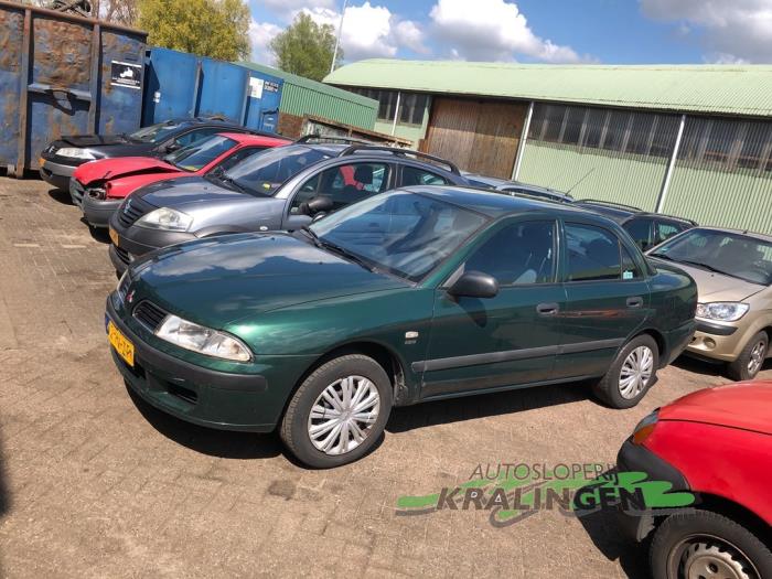 Używane Reflektor lewy Mitsubishi Carisma 1.8 GDI 16V Cena € 24,99 Procedura marży oferowane przez Autosloperij Kralingen B.V.