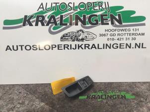 Używane Przelacznik elektrycznej szyby Volkswagen Fox (5Z) 1.4 TDI Cena € 25,00 Procedura marży oferowane przez Autosloperij Kralingen B.V.