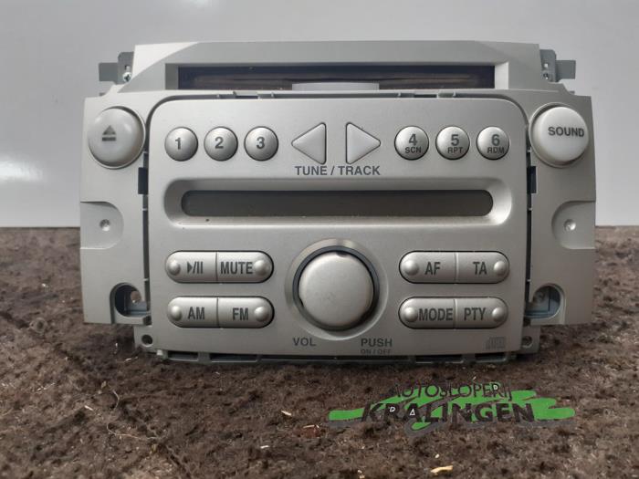 Radio CD player from a Daihatsu Sirion 2 (M3) 1.0 12V DVVT 2006