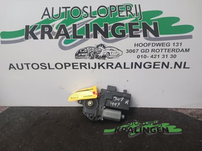 Usados Motor de ventanilla de puerta Peugeot 307 (3A/C/D) 2.0 16V Precio € 25,00 Norma de margen ofrecido por Autosloperij Kralingen B.V.