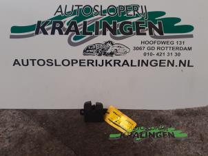 Używane Mechanizm zamka pokrywy bagaznika Volkswagen Golf IV (1J1) 1.4 16V Cena € 25,00 Procedura marży oferowane przez Autosloperij Kralingen B.V.