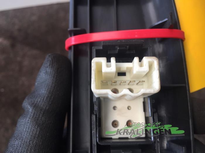 Electric window switch from a Toyota Yaris Verso (P2) 1.5 16V 2005